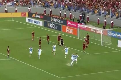 Festejan Nicolás Otamendi y el resto de la selección argentina, tras el gol del 1-0 sobre Venezuela en Maturín por las eliminatorias sudamericanas.