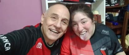 Festejando el campeonato de Colón, pasión que comparte con su papá.