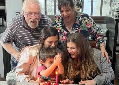 Festejando el cumple de Estéfano, su hijo.