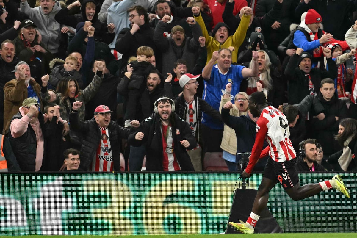 Festejo alocado de Brian Brobbey junto a los hinchas al marcar el 2-2 en tiempo adicional frente al líder, Arsenal, por la Premier League; Sunderland asombra.