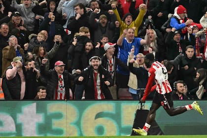 Festejo alocado de Brian Brobbey junto a los hinchas al marcar el 2-2 en tiempo adicional frente al líder, Arsenal, por la Premier League; Sunderland asombra.