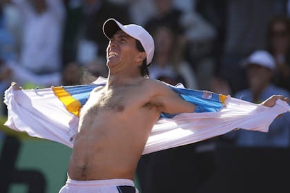 Berlocq y un festejo de se convirtió en un clásico: rompiéndose la remera. Aquí, en la Copa Davis 2013, luego de vencer al francés Gilles Simon.