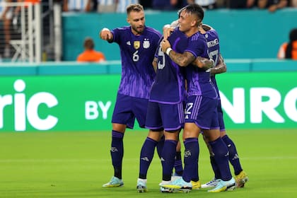 Festejo colectivo de la selección argentina por la goleada propinada a Honduras en Miami, por 3-0