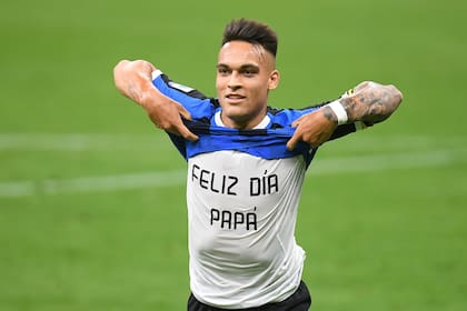 Festejo con dedicatoria. Lautaro Martínez convirtió el 2 a 0 de Inter.
