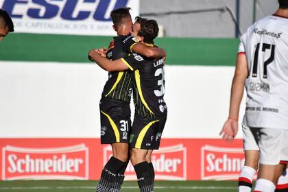 Romero-Larralde, el abrazo del gol en la segunda conquista de Defensa y Justicia frente a Estudiantes.