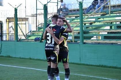 Braian Romero festeja con Francisco Pizzini el primer gol de Defensa y Justicia en el partido frente a Estudiantes de La Plata, postergado en marzo por los partidos del Halcón en la Copa Libertadores.