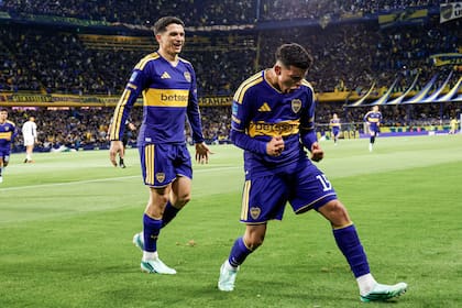 Festejo de Flores con Blanco por detrás; dos jugadores que arman un buen tándem por la izquierda en Boca
