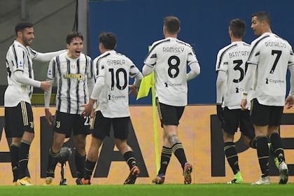 Festejo de gol de Juventus: Chiesa lo grita mientras Dybala se acerca a abrazarlo. El italiano anotó dos, con sendas asistencias del argentino.