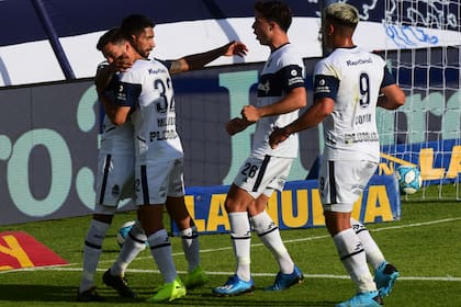 Festejo de Matías García y el primer gol, de penal, de Gimnasia y Esgrima de La Plata ante Vélez