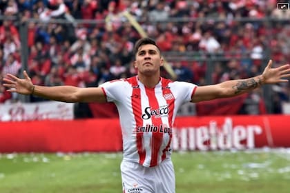 Festejo de Gonzalo Rodríguez, autor del segundo gol de San Martín