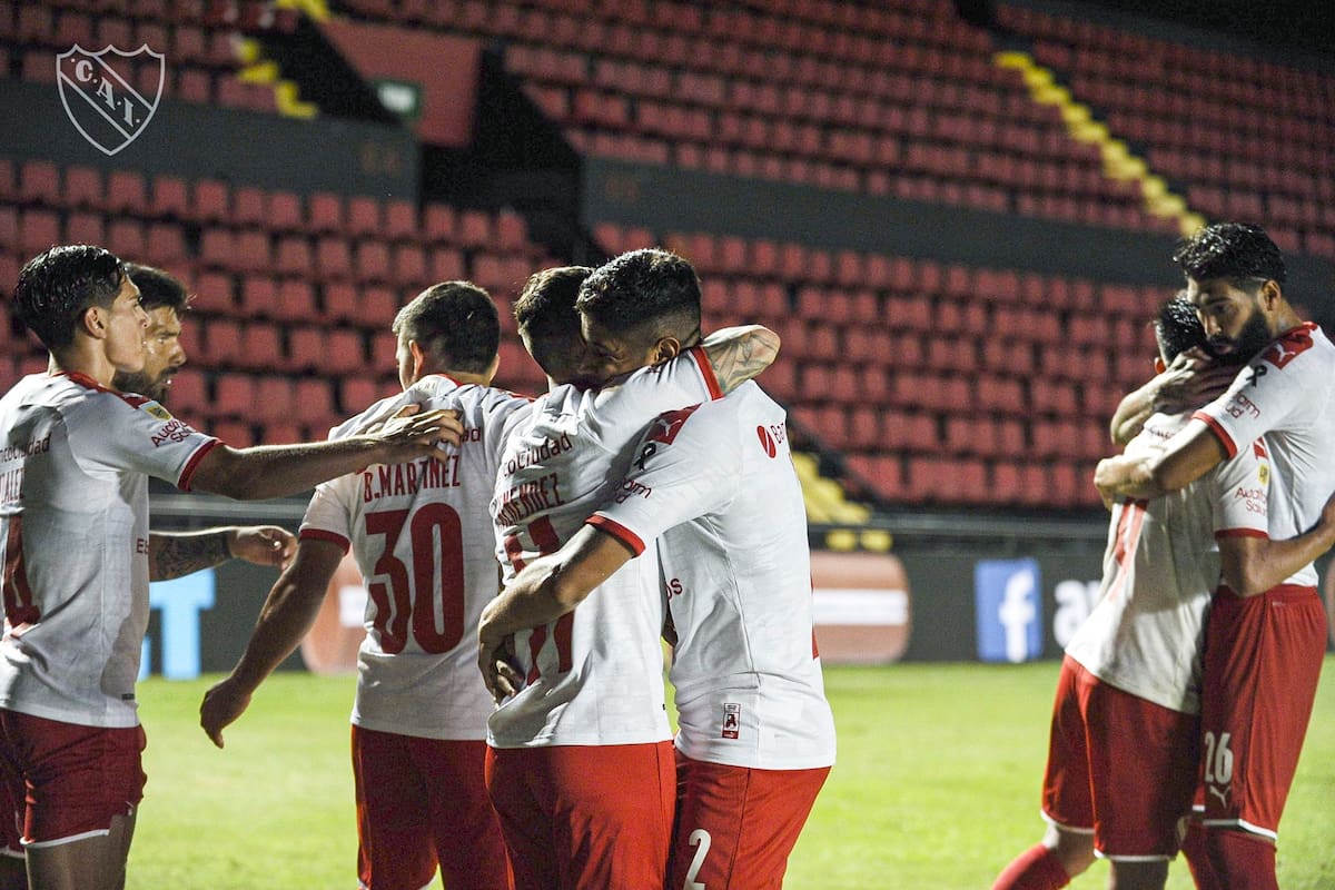 Festejo de Independiente frente a Colón de Santa Fe.