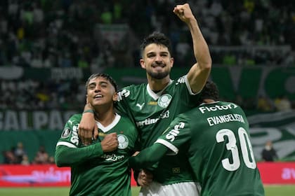 Festejo de López con el uruguayo Torres y con Lucas Evangelista, sus compañeros en Palmeiras