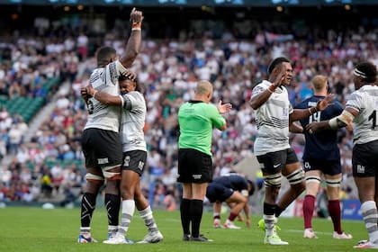 Festejo de los jugadores de Fiji tras vencer por primer vez a Inglaterra, y nada menos que en Twickenham