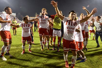 Festejo del equipo de Union al vencer a Independiente.