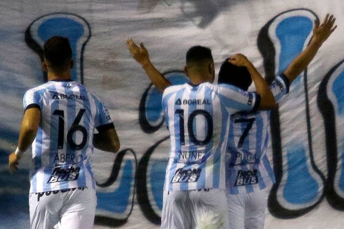 Festejo del gol de Atletico tucuman.