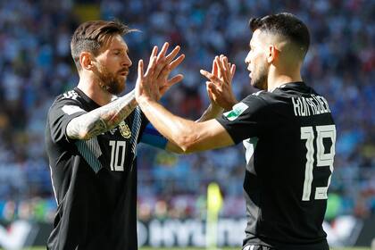 Messi festeja con Sergio Agüero, autor del gol de Argentina