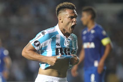 Lautaro y un festejo con la camiseta de Racing.