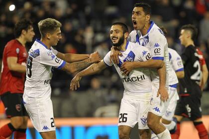 Festejo del segundo gol del Fortin, anotado por Vargas