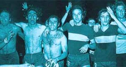 Festejo en casa: Boca goleó a Deportivo Cali por 4 a 0 en la Bombonera y se adjudicó la Copa Libertadores de 1978;
Gatti, Pancho Sa, Mastrángelo, Veglio y Bordón dan la vuelta olímpica