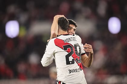 Festejo goleador entre Tomás Galván y Gonzalo Montiel, los autores de los tantos del triunfo de River