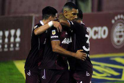 Festejó Lanús en su cancha ante Patronato; José Sand abrió el marcador, de penal.