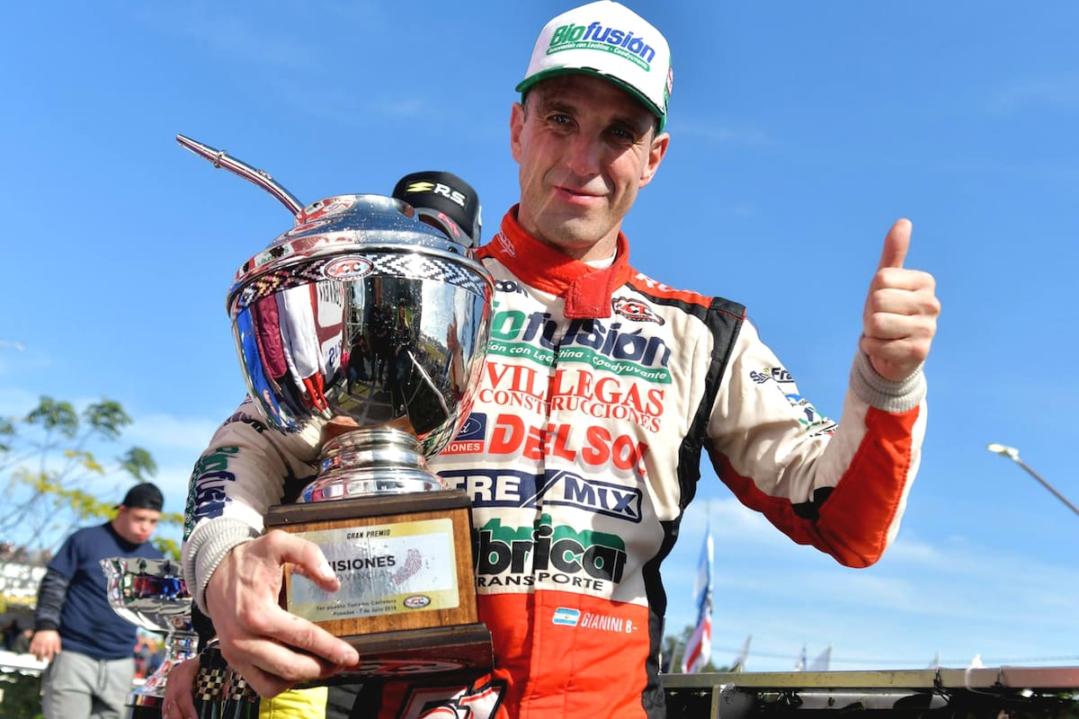 Festejo y trofeo para Gianini; fue su tercera victoria en el TC