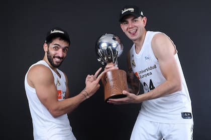 Festejos con Real Madrid: aquí, junto a Facundo Campazzo, uno de sus compañeros en ese club; ahora, se cruzarán en la NBA