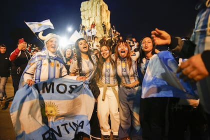 Festejos de hinchas argentinos tras el triunfo de Argentina sobre Inglaterra en el monumento de San Martín en pleno centro de Mar del Plata - Mundial 2026