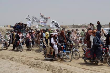 Festejos de los simpatizantes de los talibanes tras la toma de la ciudad fronteriza afgana de Spin Boldaka frente a la ciudad de Chaman, Paquistán