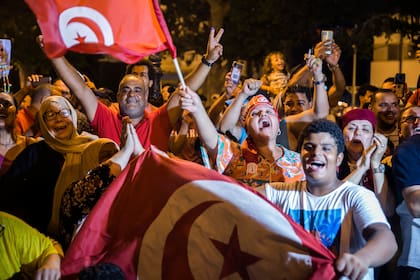 Festejos de los simpatizantes del presidente tunecino Kaïs Saied  por el resultado favorable del referéndum. (AP Photo/Riadh Dridi)