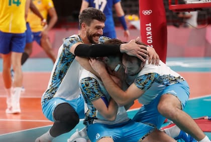 Festejos del seleccionado argentino de vóleibol luego de la victoria frente a Brasil en Tokio 2020