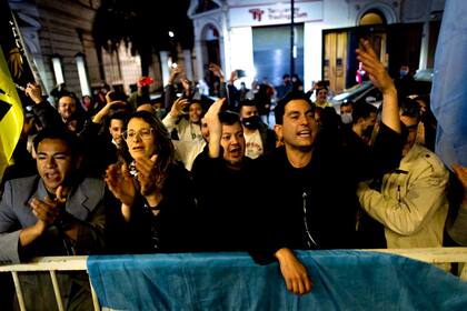 Festejos en el búnker de Javier Milei por los resultados obtenidos por el candidato