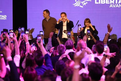 festejos en el bunker de LLA. Patricia Bullrich y Diego Santilli