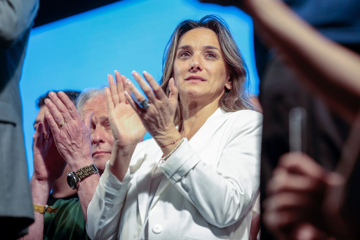 Festejos en el búnker de Unión por la Patria, Sergio Tomás Massa, en el escenario su esposa Malena Galmarini