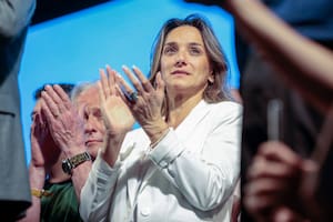 Festejos en el búnker de Unión por la Patria, Sergio Tomás Massa, en el escenario su esposa Malena Galmarini