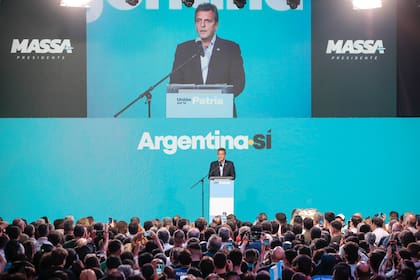 Festejos en el búnker de Unión por la Patria, Sergio Tomás Massa