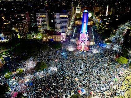 Festejos en el Monumento a la Bandera en Rosario tras las victoria de Argentina a Inglaterra en la Copa del Mundo 2026