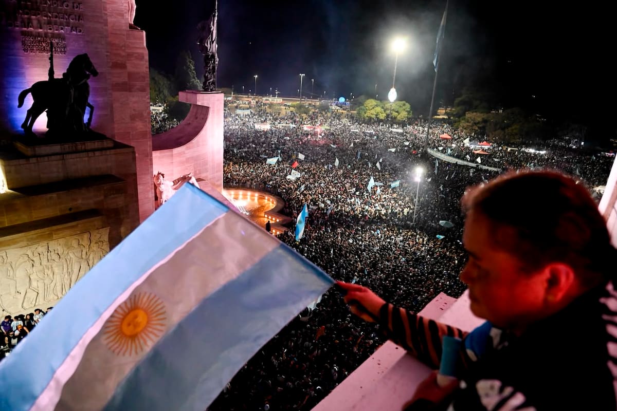 Festejos en el Monumento a la Bandera. Victoria de Argentina 2 vs. Inglaterra 1, de Rosario