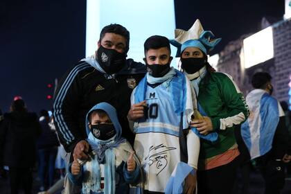 Festejos en el Obelisco por el triunfo de la Selección Argentina frente a Brasil