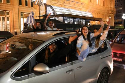 Festejos en el Obelisco por el triunfo de la Selección Argentina frente a Brasil