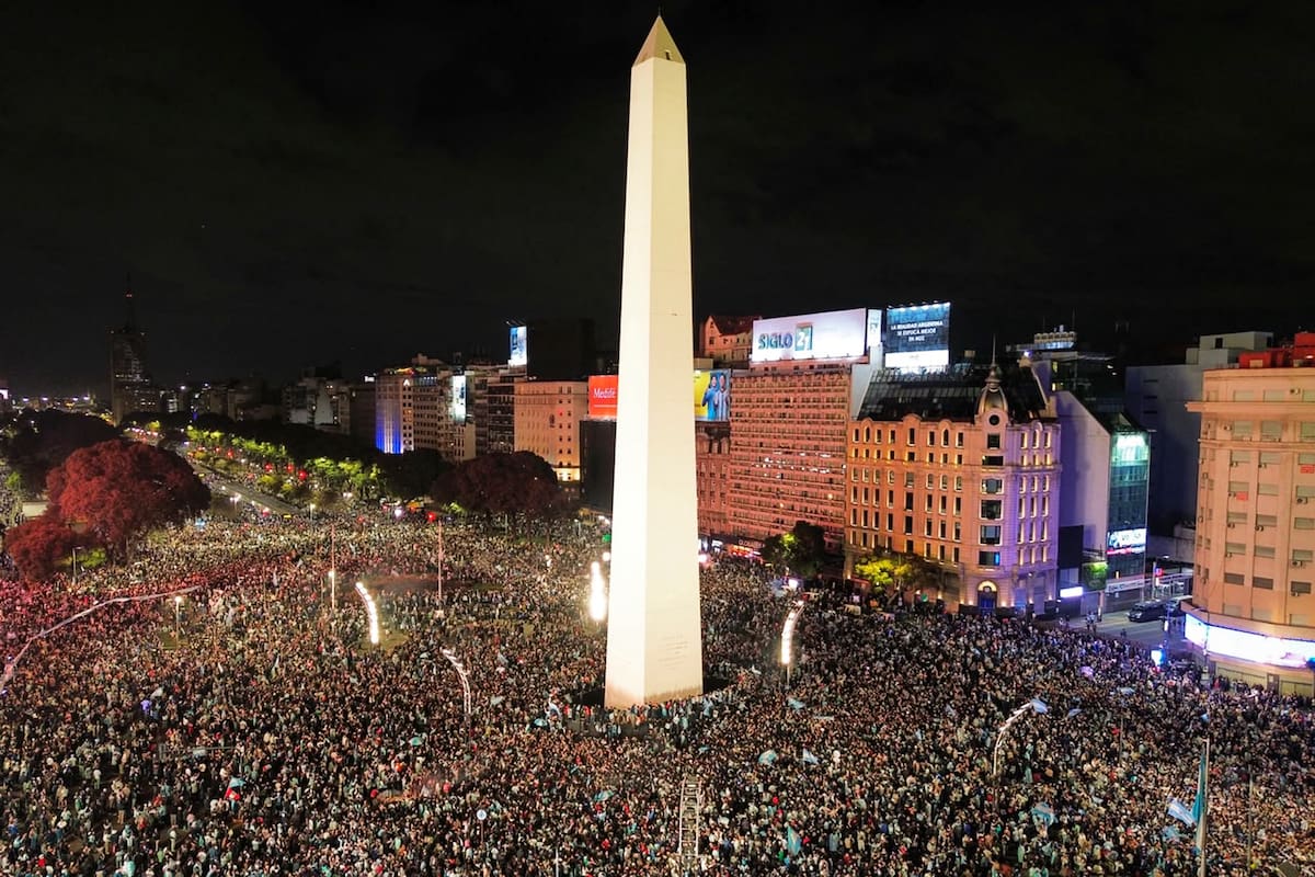 Festejos en el Obelisco tras la emocionante victoria de la Argentina en la semifinal de la Copa del Mundo