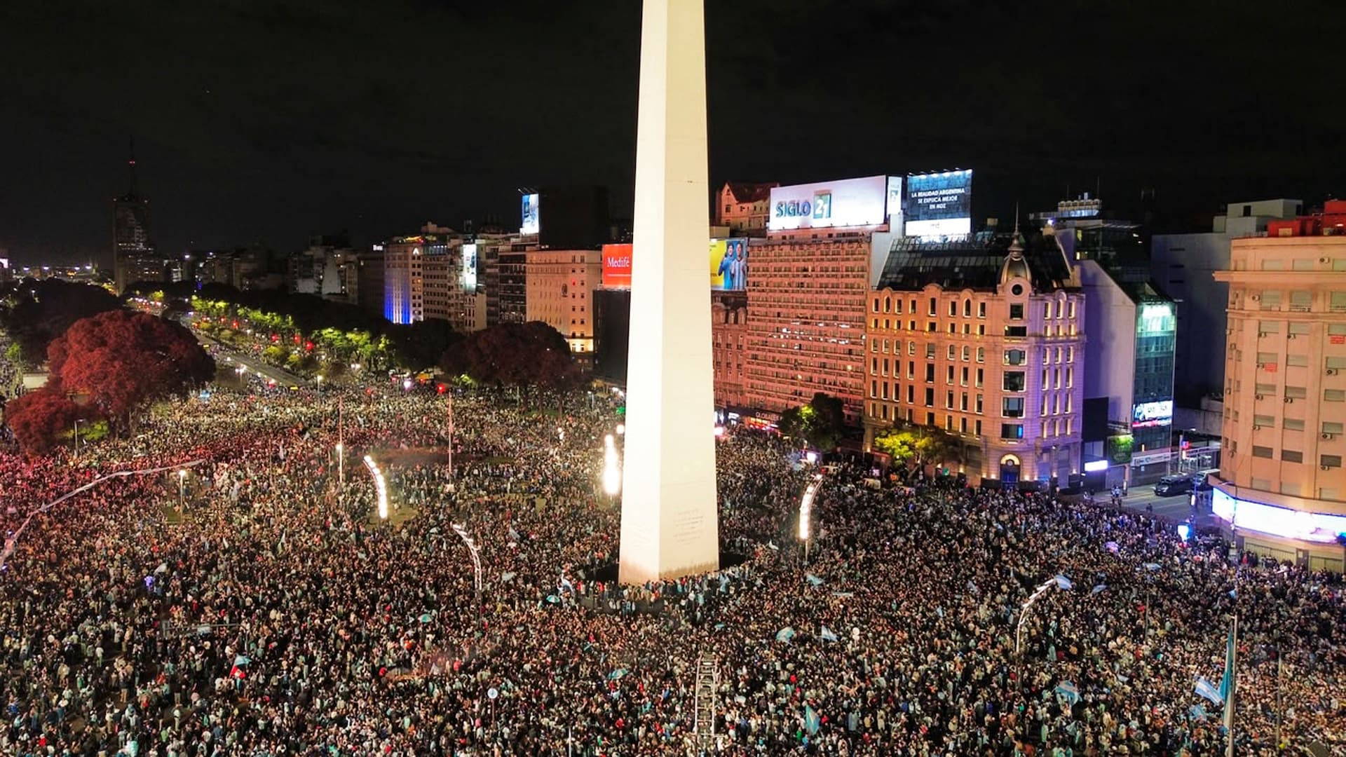 Festejos en el Obelisco tras la emocionante victoria de la Argentina en la semifinal de la Copa del Mundo