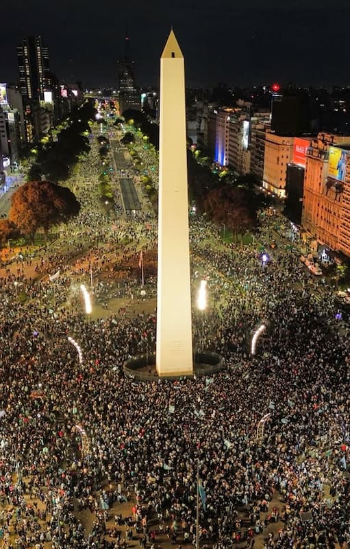 Festejos en el Obelisco tras la emocionante victoria de la Argentina en la semifinal de la Copa del Mundo
