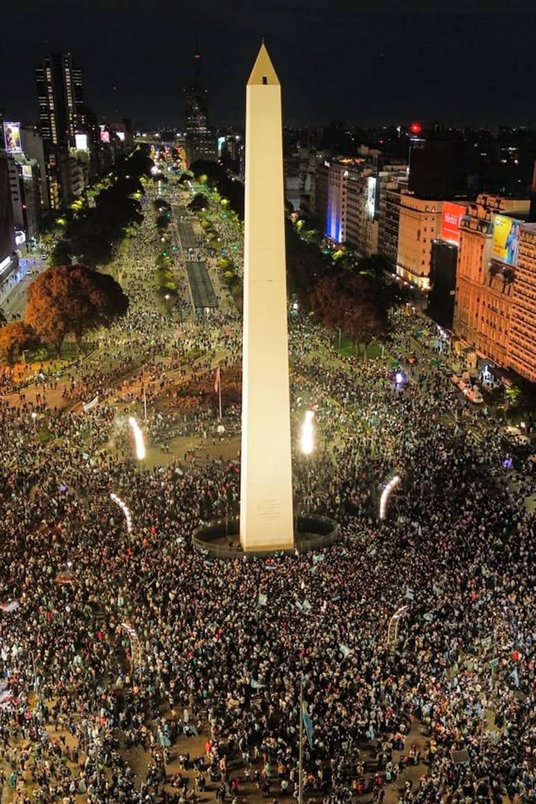 Festejos en el Obelisco tras la emocionante victoria de la Argentina en la semifinal de la Copa del Mundo