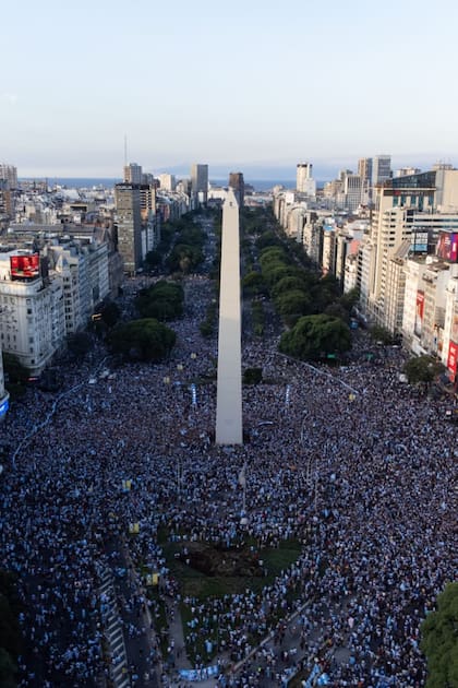 Festejos en el Obelisco y alrededores por el triunfo de la selección Argentina