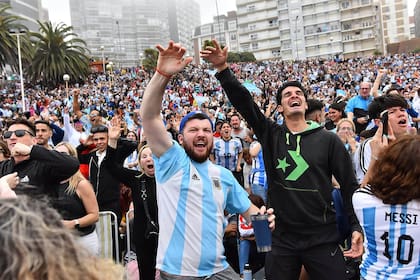 Festejos en Mar del Plata durante el partido entre la Argentina y México, el sábado pasado