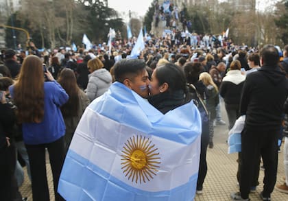 Festejos en Mar del Plata tras el partido entre Argentina y Egipto