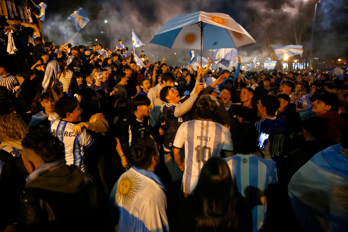 Festejos en Mar del Plata tras el triunfo de la Argentina ante Inglaterra (Ảnh: Mauro V. Rizzi)