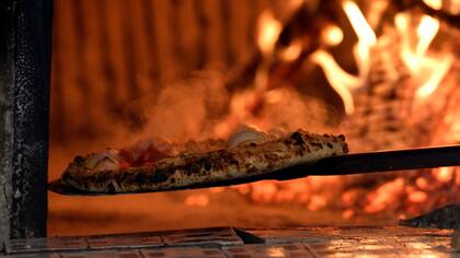 Una pizza cocinada en el museo Capodimonte que alberga el primer horno de piedra donde se cocinó la primer pizza margarita