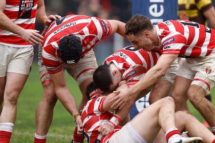 Festejos en torno a Tomás Cubilla tras la conquista del sexto y último try de Alumni; sobre el final, Belgrano reaccionó.